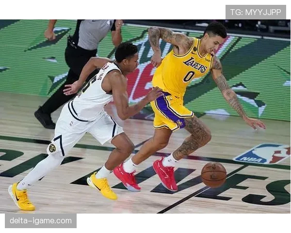 库兹马无球跑动制造空位，拉开湖人外线空间